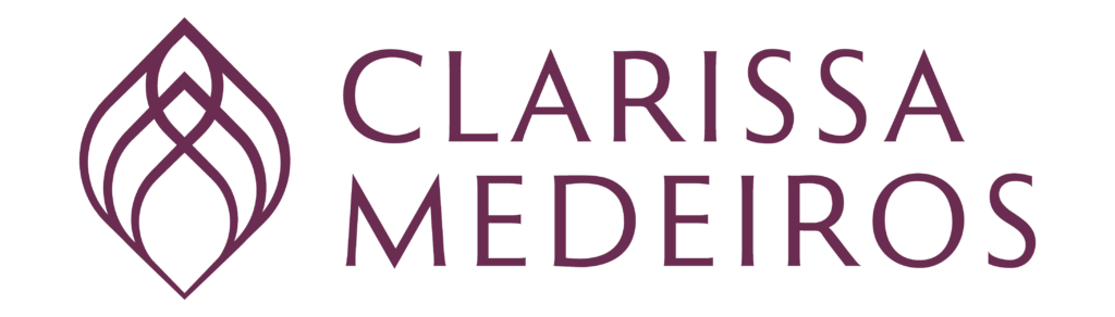Logo Clariss Medeiros com simbolismo em roxo